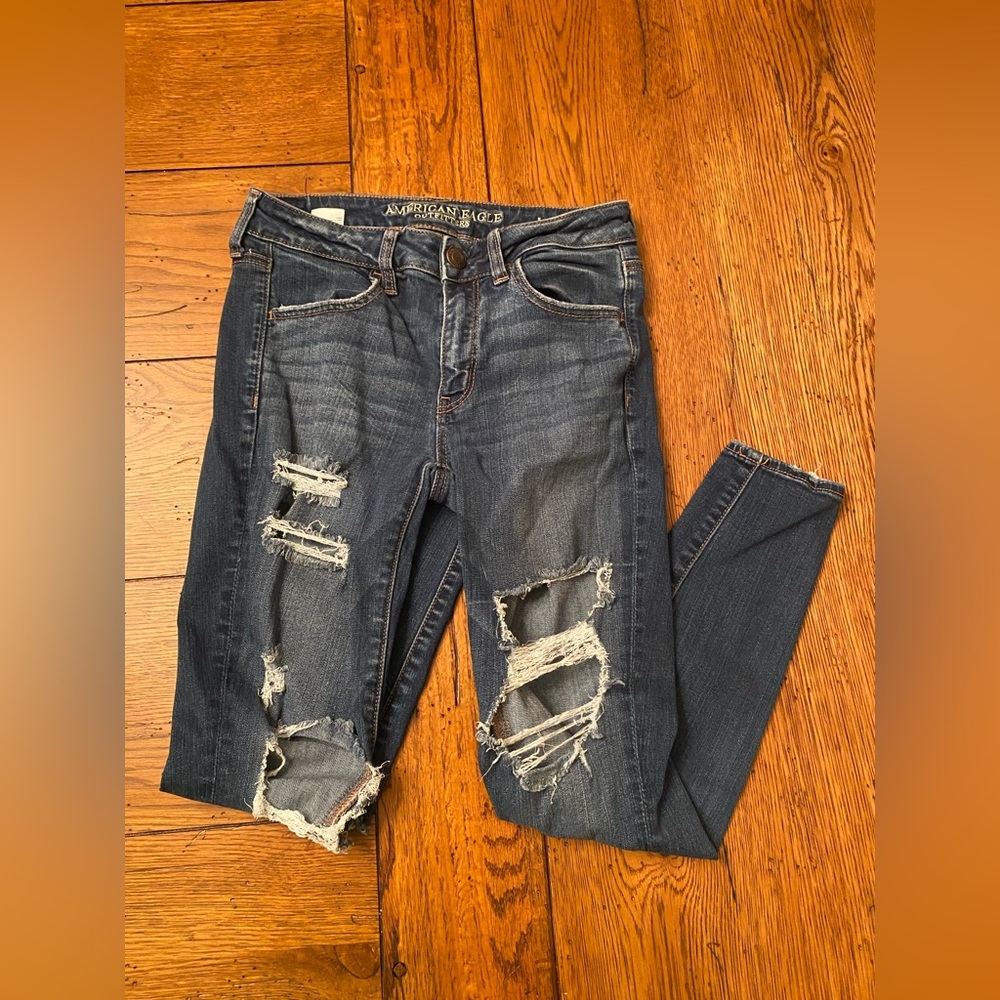 AE AMERICAN EAGLE DISTRESSED DENIM SZ 6 SHORT